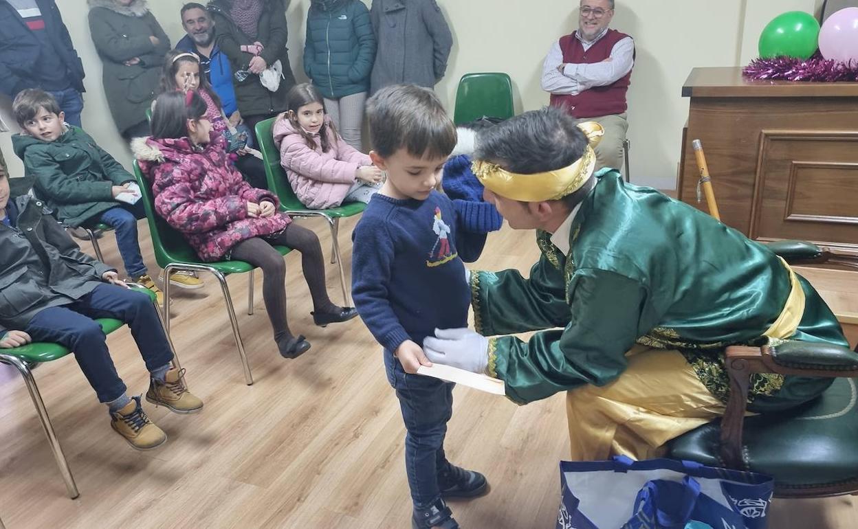 El paje real visita a los niños del Val de San Lorenzo. 