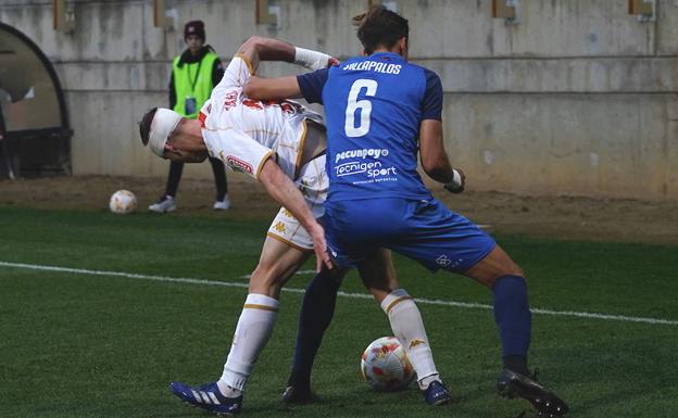 Galería. Tarsi jugó todo el partido con un aparatoso vendaje.