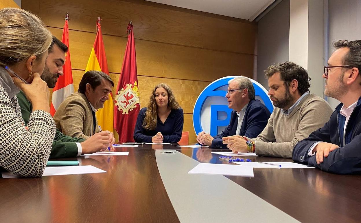 Imagen de la reunión mantenida con los integrants del PP en la Junta y el Gobierno. 