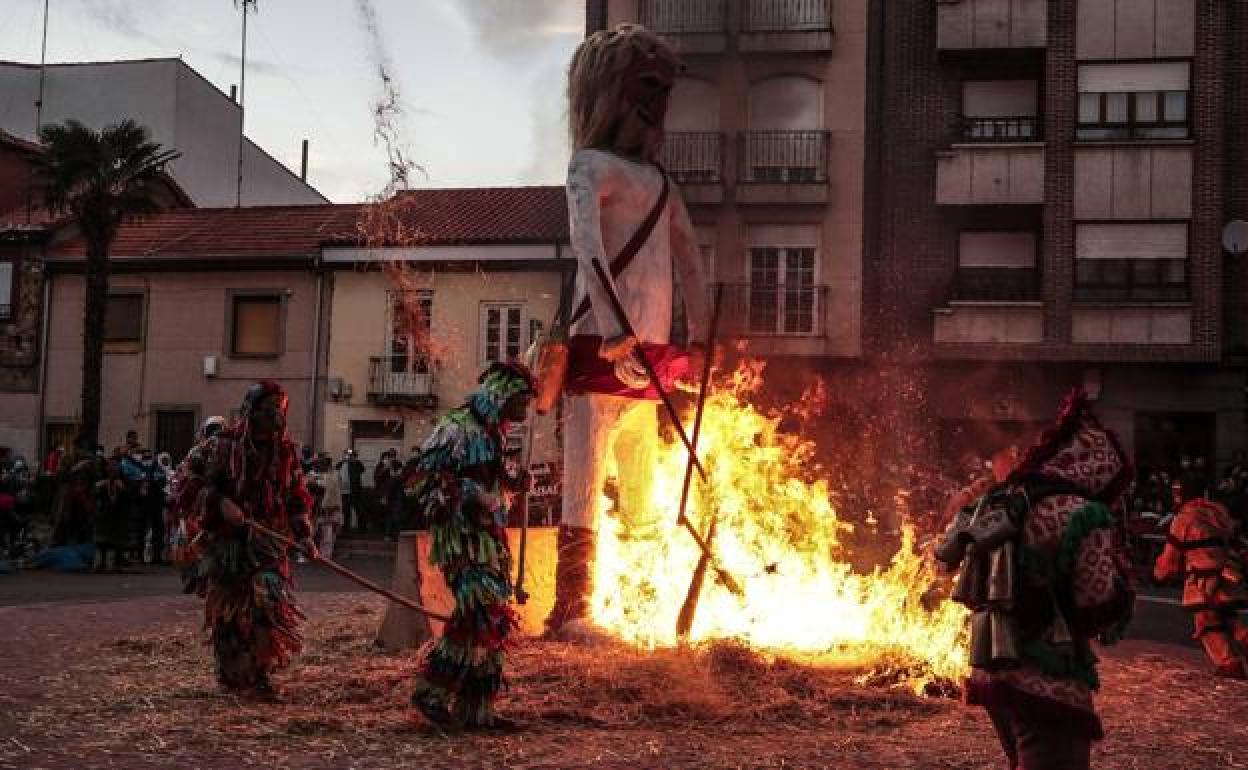 Un jurru gigante arde en la hoguera de La Bañeza.