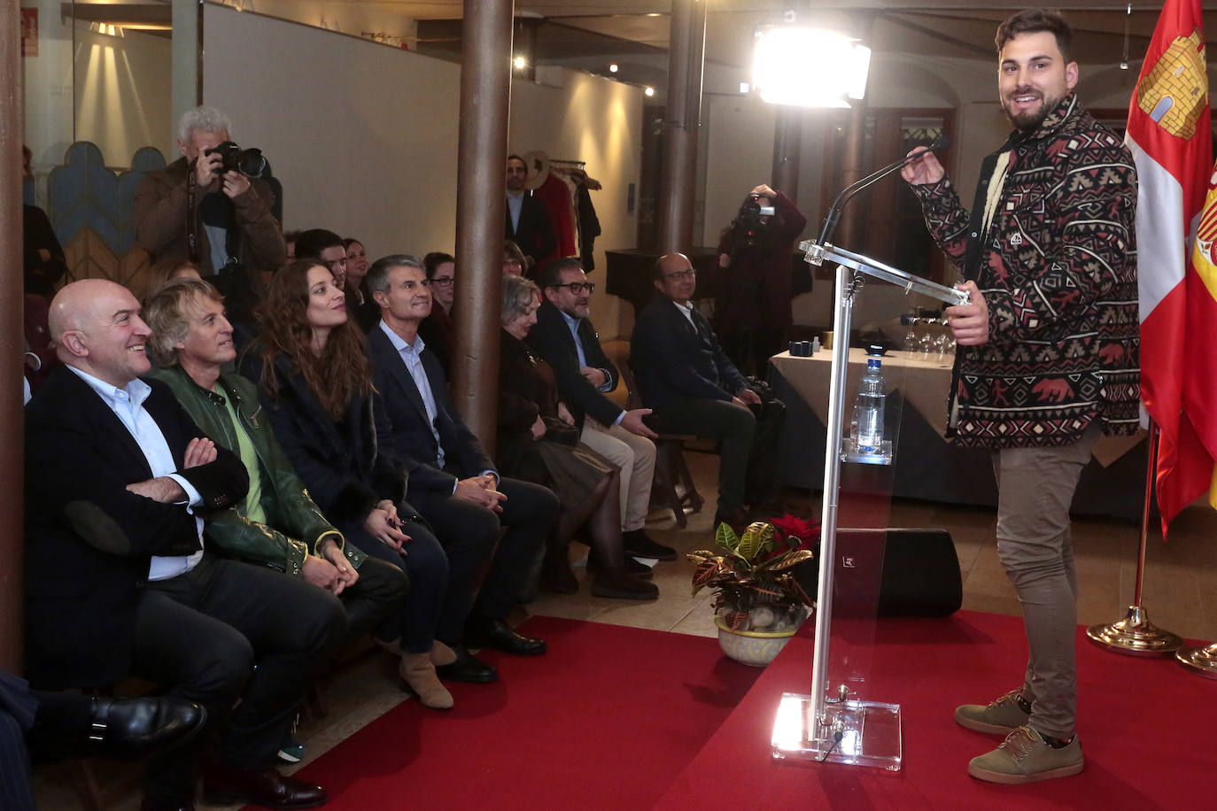 El consejero de la Presidencia, Jesús Julio Carnero, presenta las ayudas 'Pasaporte de Vuelta' dirigidas a emigrantes castellanos y leoneses, junto al montañero y presentador Jesús Calleja.