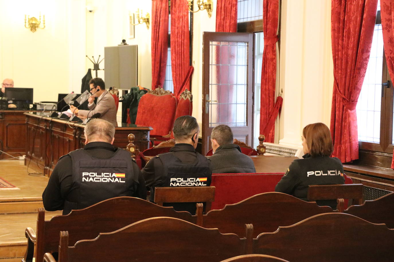 Juicio en la Audiencia Provincial de León por un delito de abuso sexual a una menor. 