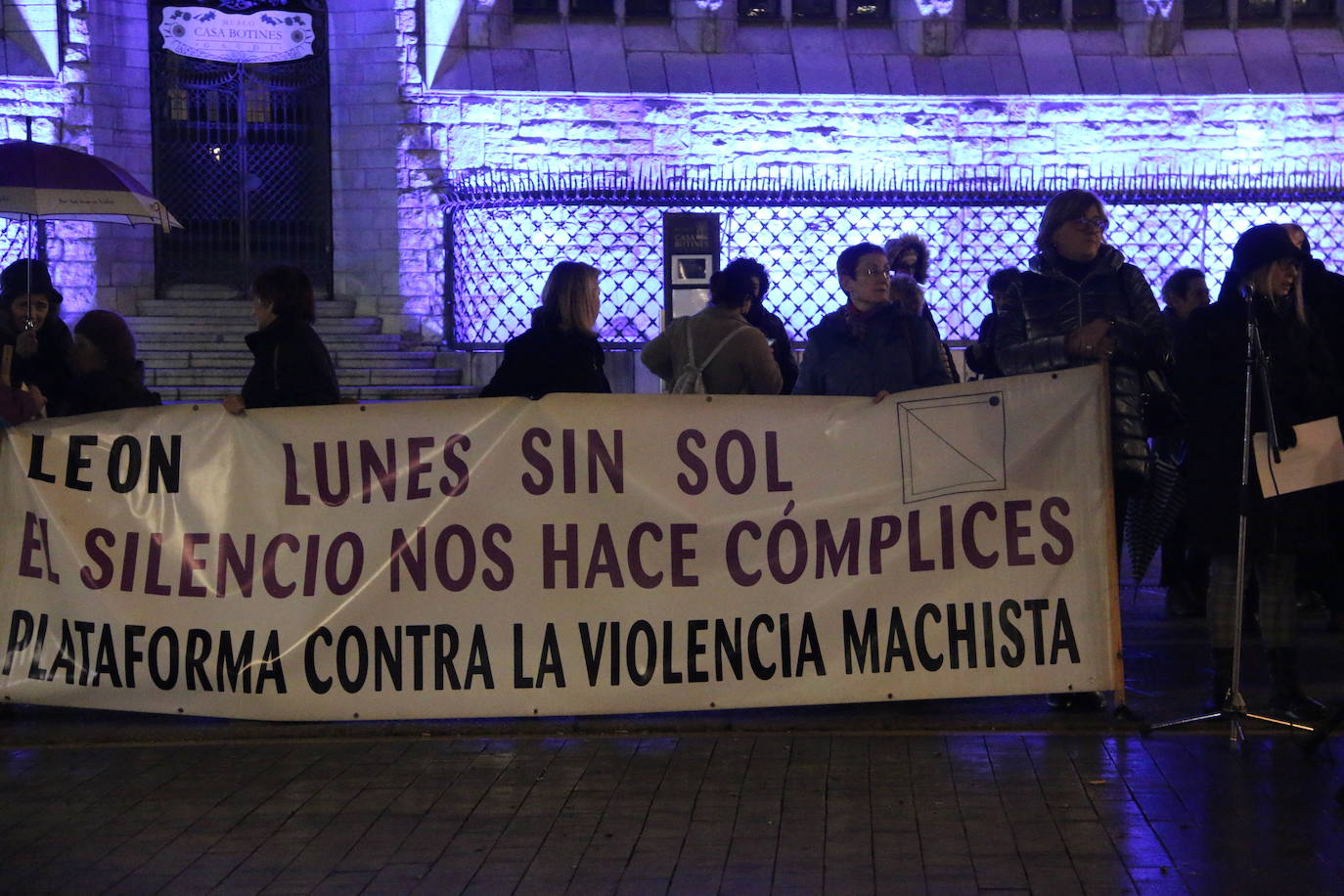 La plataforma contra la violencia machista de León se concentra frente a Botines por los últimos crímenes machistas que se han cobrado desde el 10 de diciembre la vida de tres mujeres que dejan ocho menores huérfanos de madre.