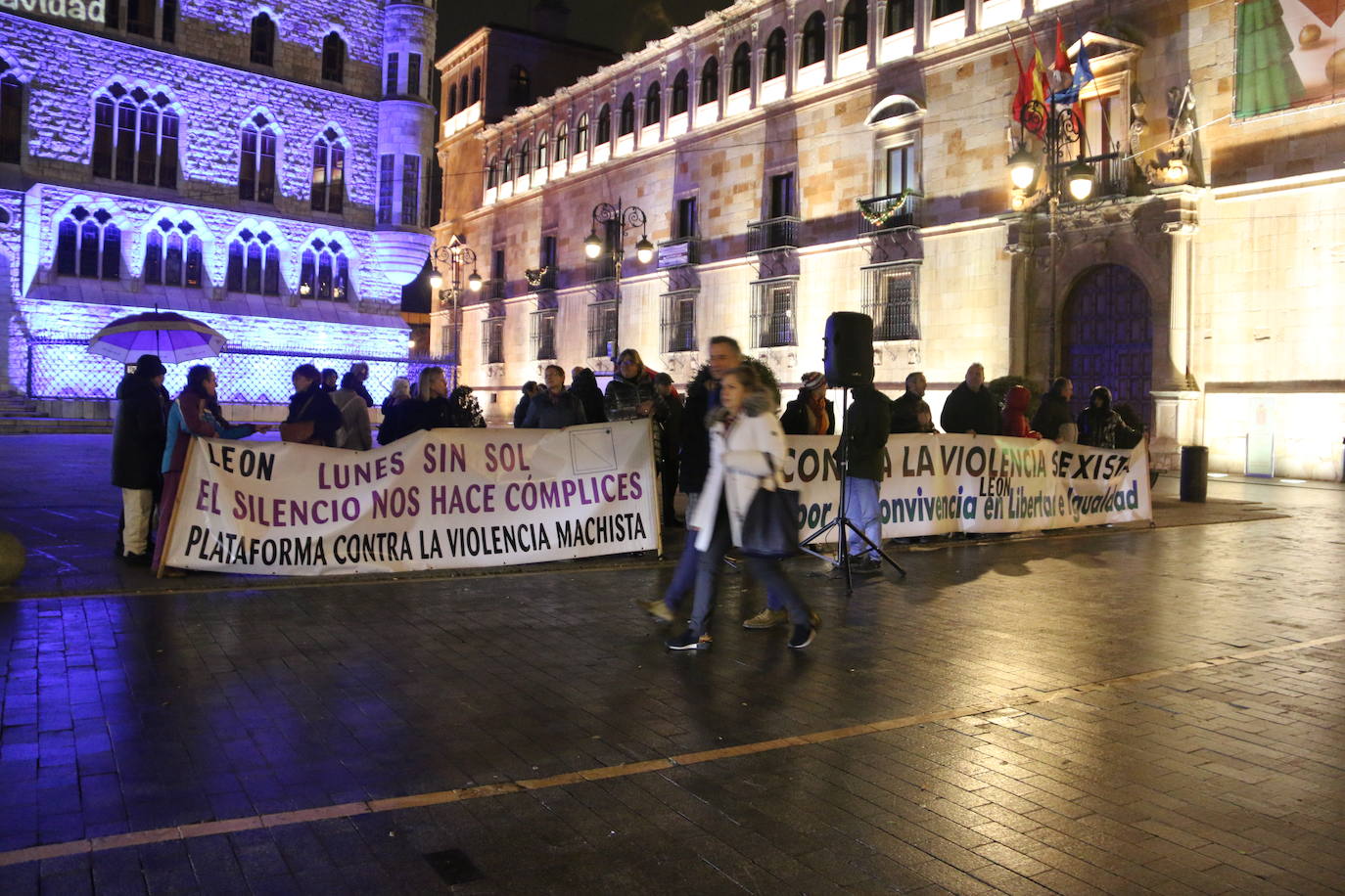 La plataforma contra la violencia machista de León se concentra frente a Botines por los últimos crímenes machistas que se han cobrado desde el 10 de diciembre la vida de tres mujeres que dejan ocho menores huérfanos de madre.