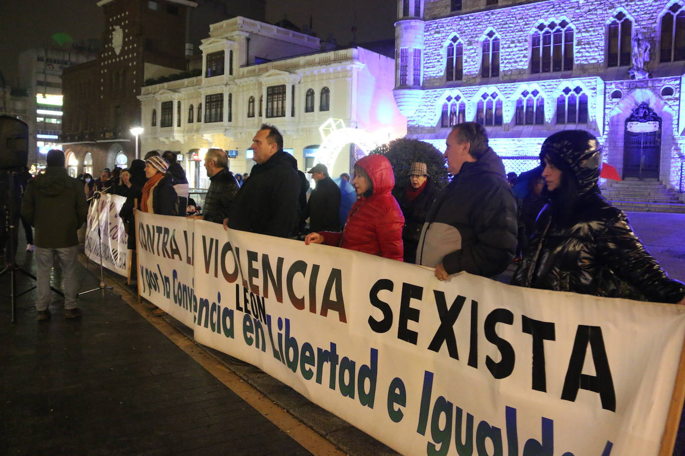 La plataforma contra la violencia machista de León se concentra frente a Botines por los últimos crímenes machistas que se han cobrado desde el 10 de diciembre la vida de tres mujeres que dejan ocho menores huérfanos de madre.