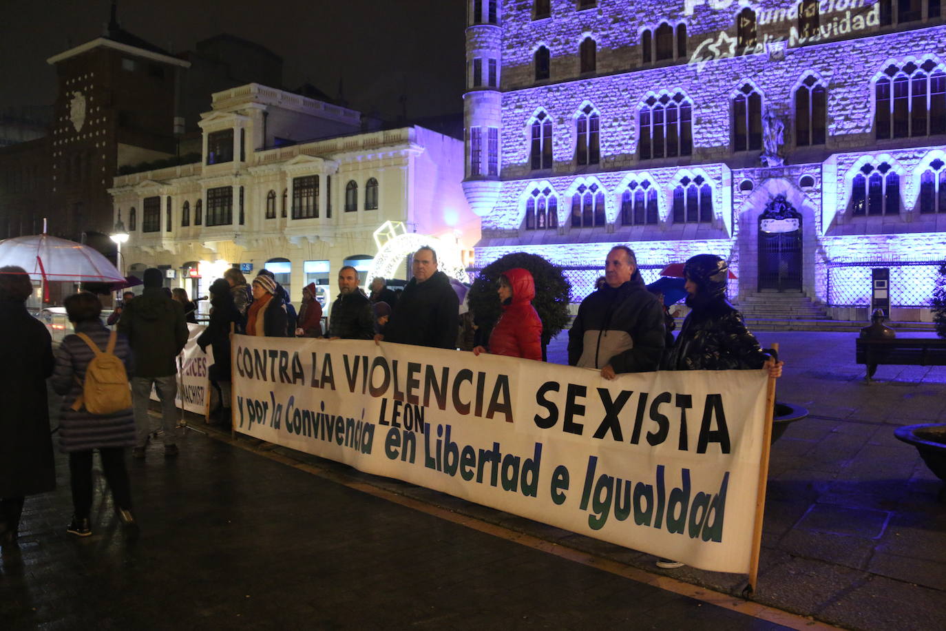 La plataforma contra la violencia machista de León se concentra frente a Botines por los últimos crímenes machistas que se han cobrado desde el 10 de diciembre la vida de tres mujeres que dejan ocho menores huérfanos de madre.
