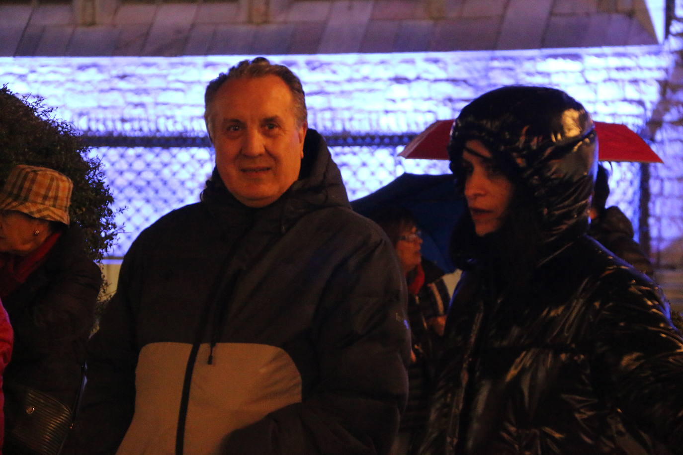 La plataforma contra la violencia machista de León se concentra frente a Botines por los últimos crímenes machistas que se han cobrado desde el 10 de diciembre la vida de tres mujeres que dejan ocho menores huérfanos de madre.