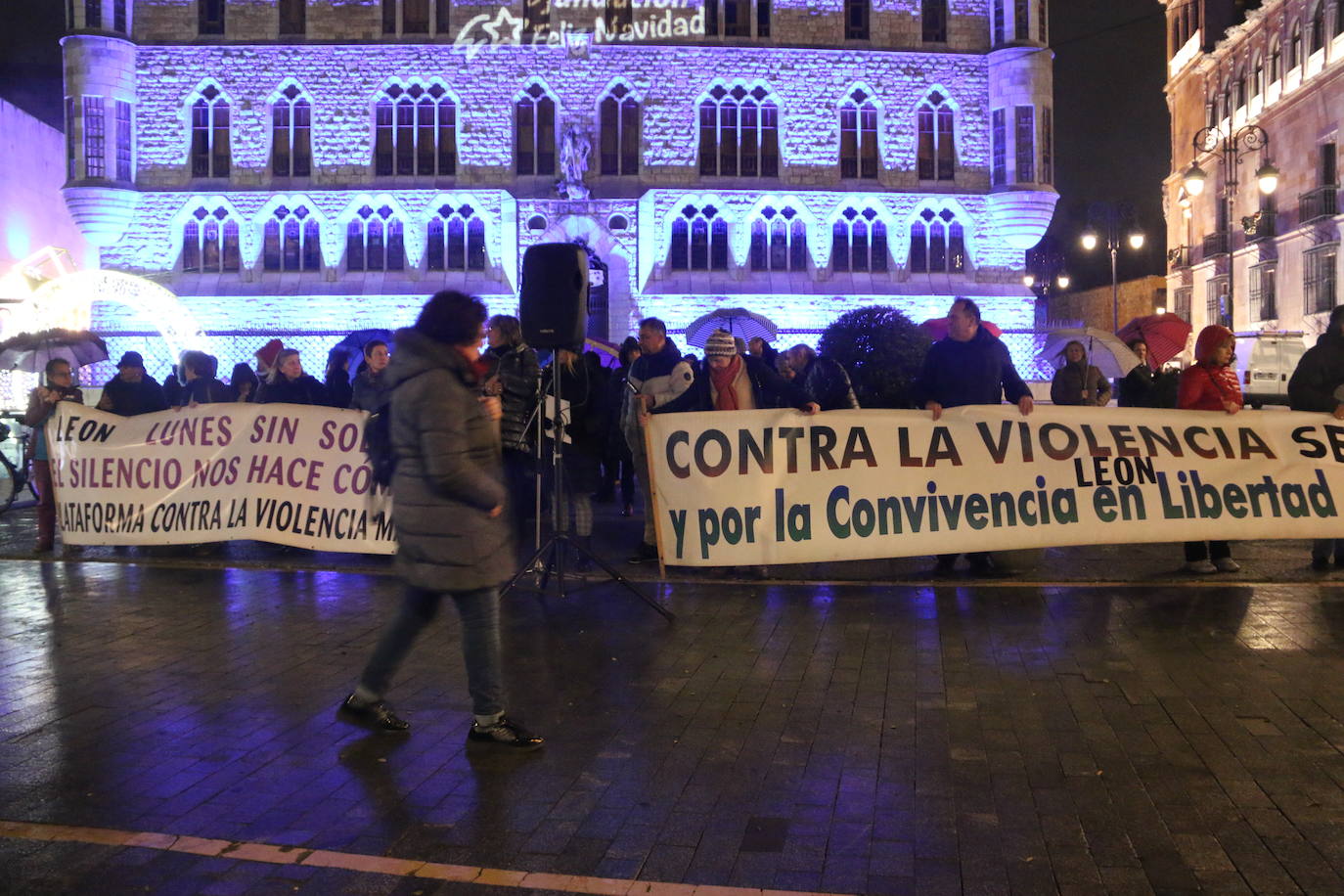 La plataforma contra la violencia machista de León se concentra frente a Botines por los últimos crímenes machistas que se han cobrado desde el 10 de diciembre la vida de tres mujeres que dejan ocho menores huérfanos de madre.