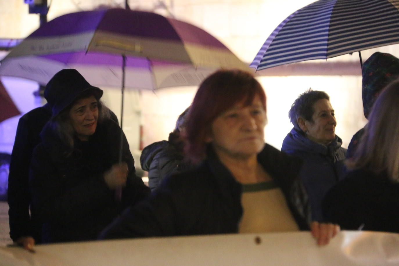 La plataforma contra la violencia machista de León se concentra frente a Botines por los últimos crímenes machistas que se han cobrado desde el 10 de diciembre la vida de tres mujeres que dejan ocho menores huérfanos de madre.