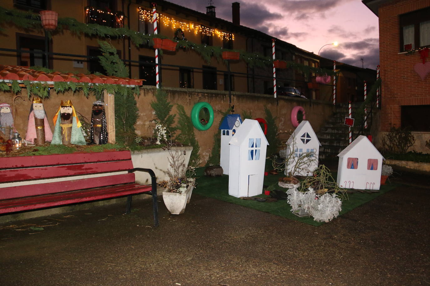 Algunas de las decoraciones que participan en el concurso navideño del Ayuntamiento de Valdevimbre.