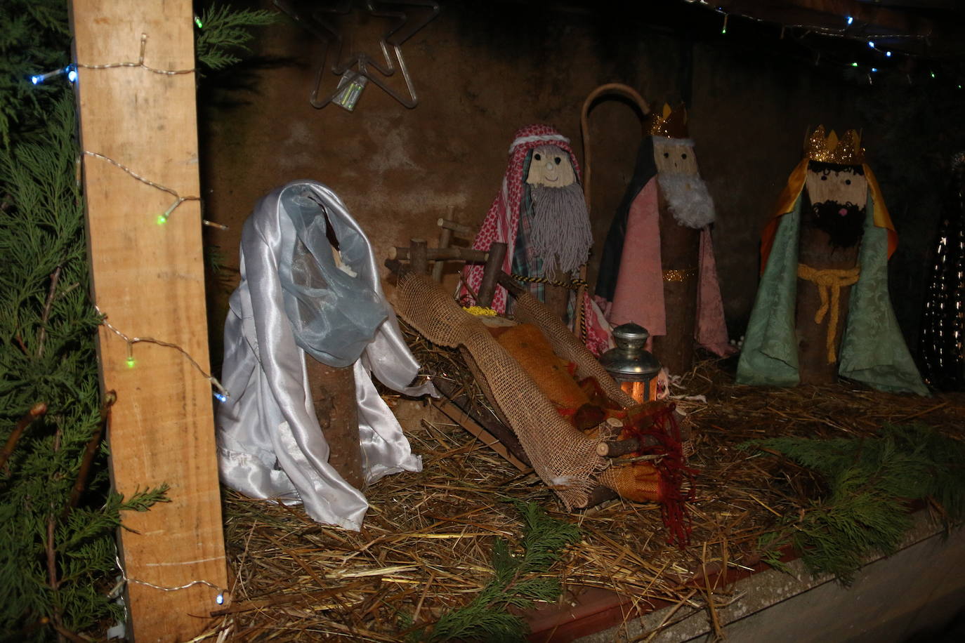 Algunas de las decoraciones que participan en el concurso navideño del Ayuntamiento de Valdevimbre.