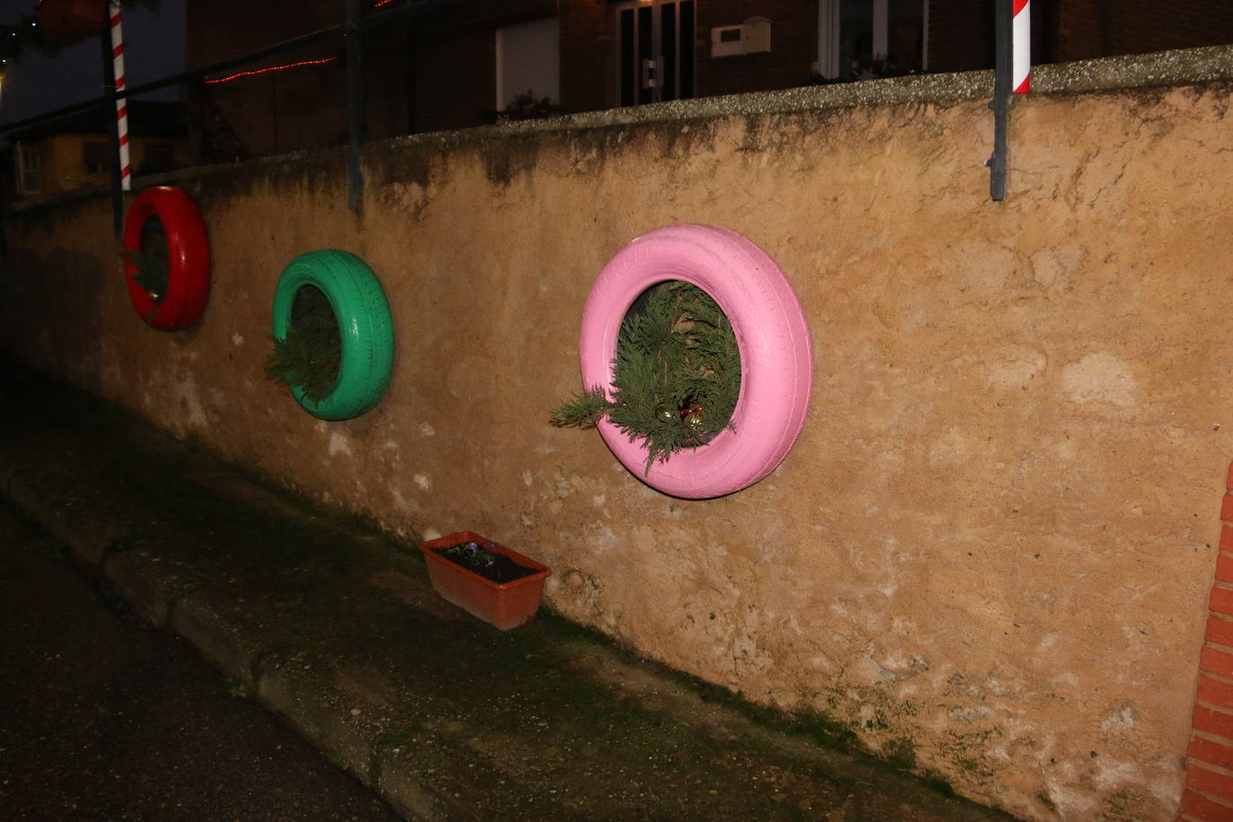 Algunas de las decoraciones que participan en el concurso navideño del Ayuntamiento de Valdevimbre.