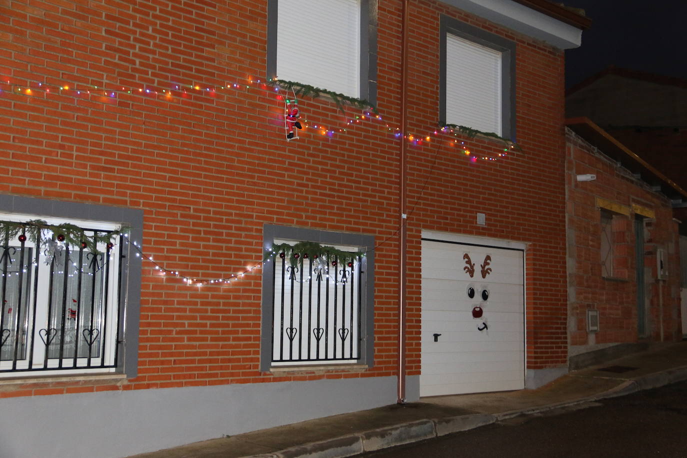 Algunas de las decoraciones que participan en el concurso navideño del Ayuntamiento de Valdevimbre.