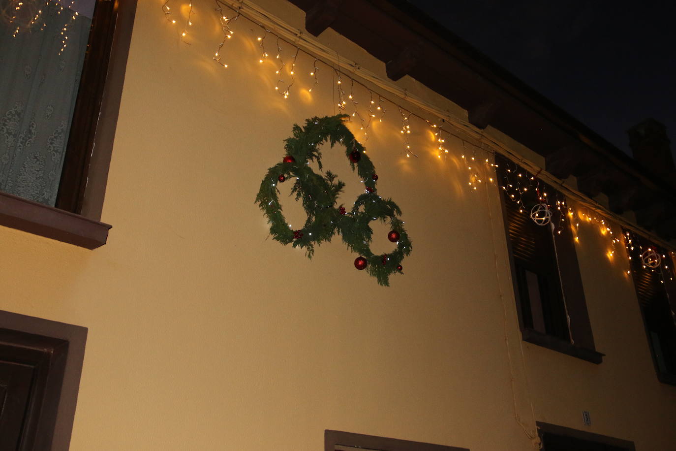 Algunas de las decoraciones que participan en el concurso navideño del Ayuntamiento de Valdevimbre.