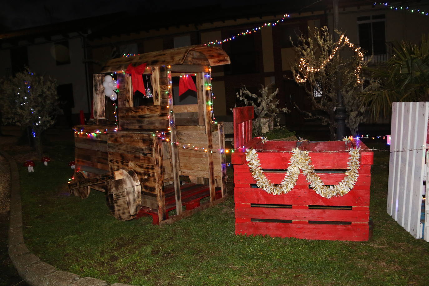 Algunas de las decoraciones que participan en el concurso navideño del Ayuntamiento de Valdevimbre.