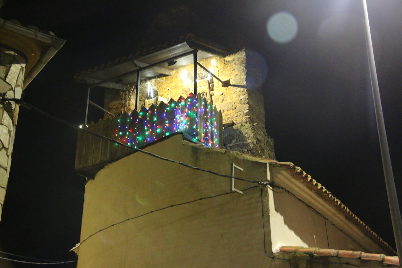 Algunas de las decoraciones que participan en el concurso navideño del Ayuntamiento de Valdevimbre.