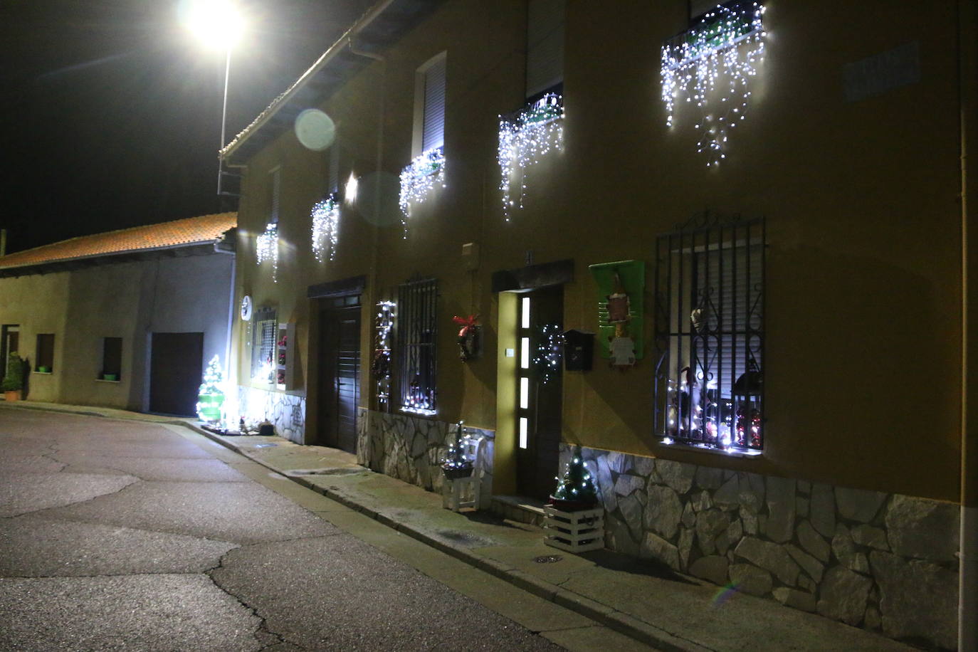 Algunas de las decoraciones que participan en el concurso navideño del Ayuntamiento de Valdevimbre.