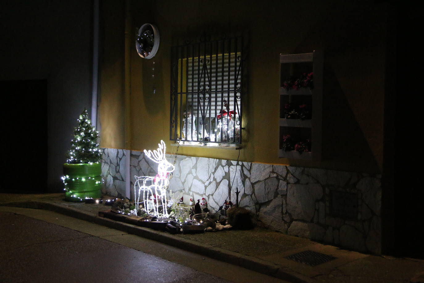 Algunas de las decoraciones que participan en el concurso navideño del Ayuntamiento de Valdevimbre.