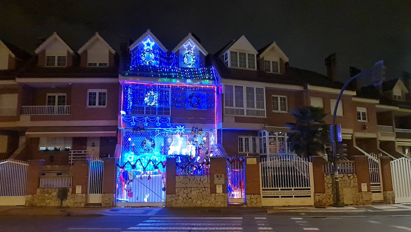 Ni el elevado precio de la luz ni la crisis provocada por la alta inflación han impedido que, de nuevo, miles de luces conviertan a una vivienda de San Andrés del Rabanedo en lugar de peregrinaje para los amantes de la Navidad. 