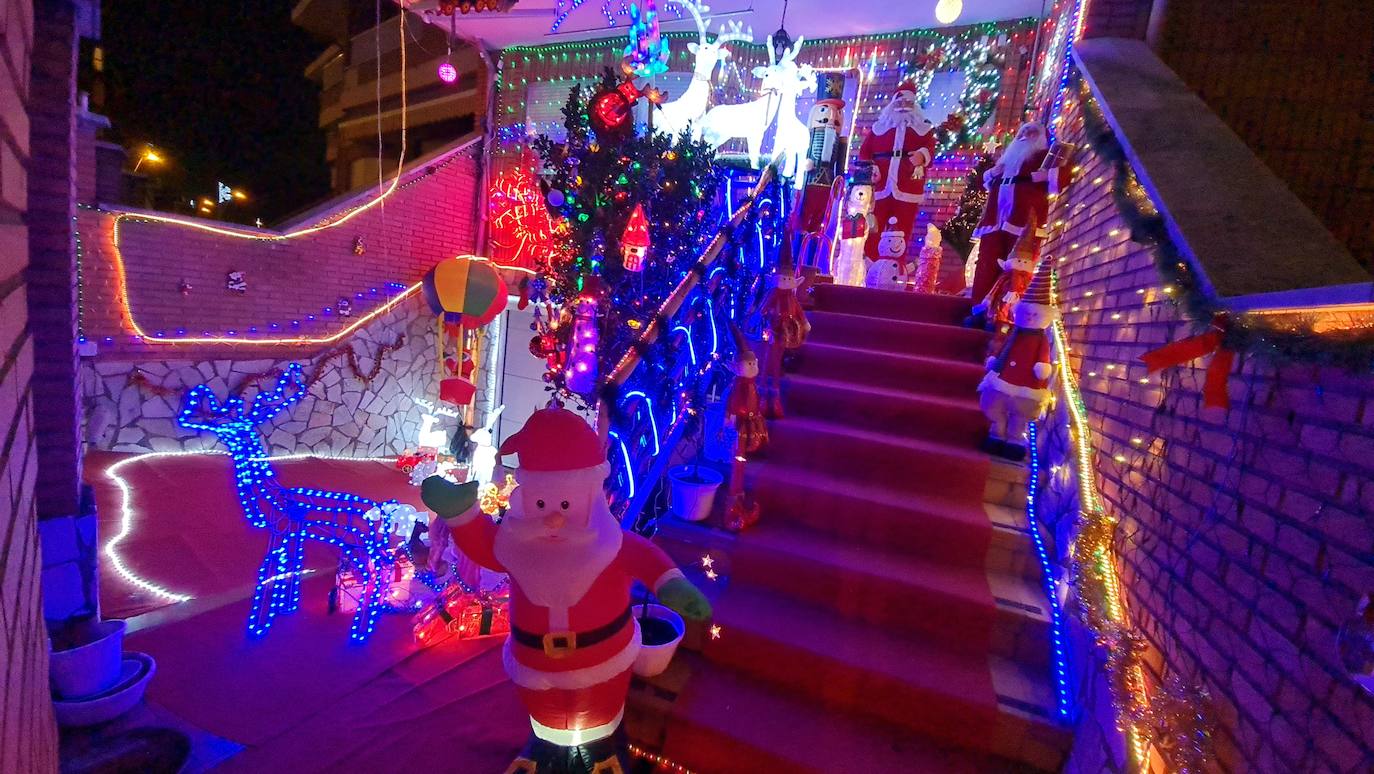 Ni el elevado precio de la luz ni la crisis provocada por la alta inflación han impedido que, de nuevo, miles de luces conviertan a una vivienda de San Andrés del Rabanedo en lugar de peregrinaje para los amantes de la Navidad. 