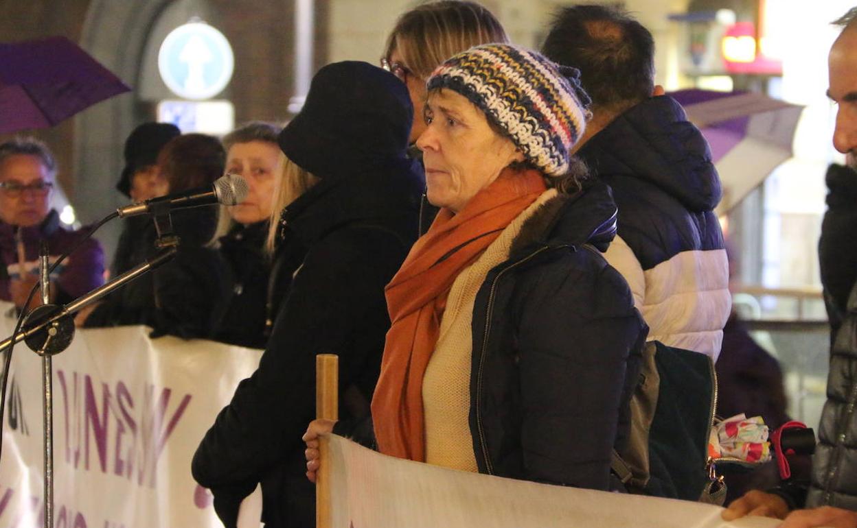La Plataforma contra la violencia machista de León se cocnentra frente a Botines en un nuevo Lunes Sin Sol.