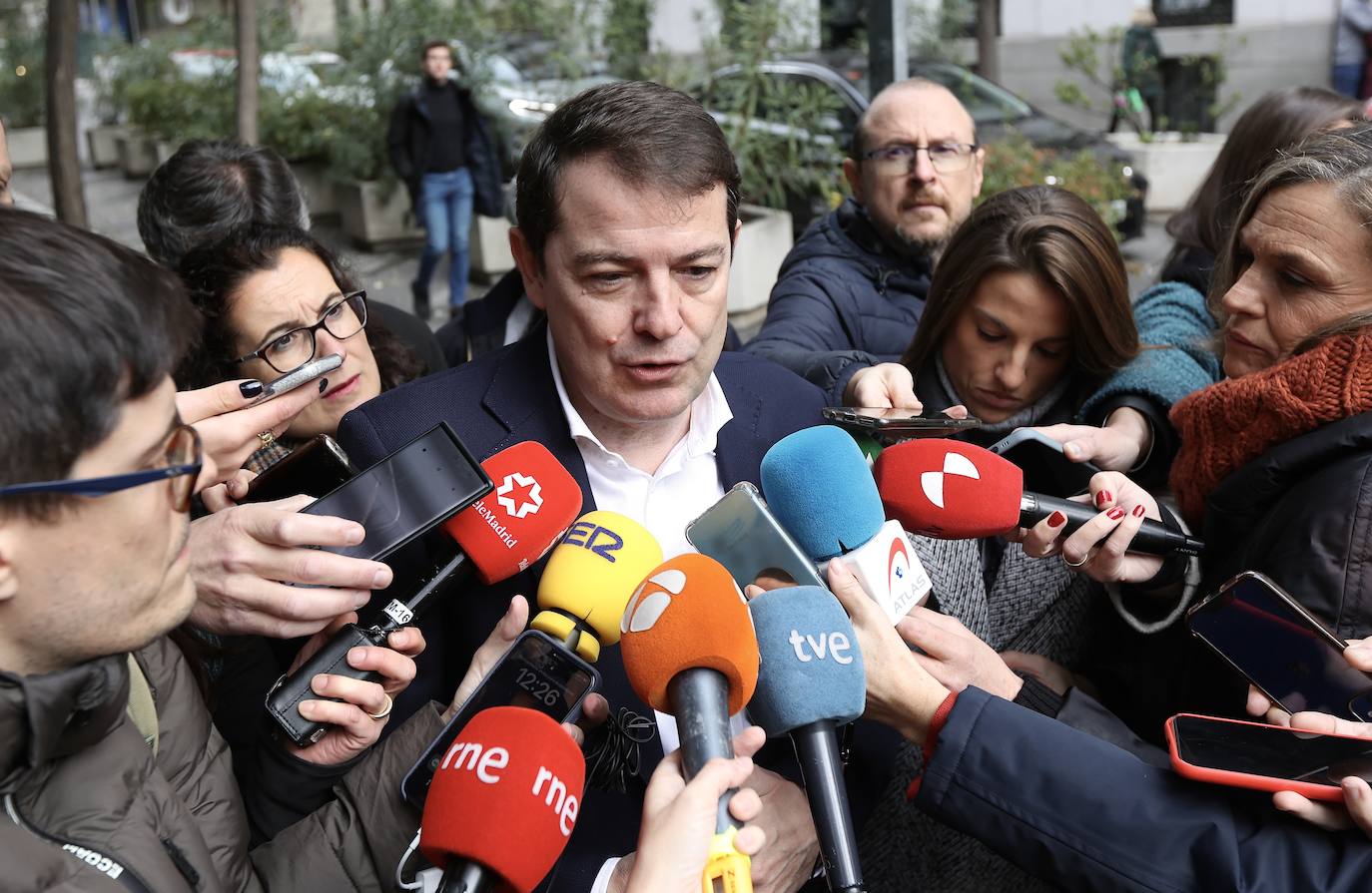 El presidente del Partido Popular, Alberto Núñez Feijóo, preside la reunión de la Junta Directiva Nacional del PP, a la que asiste el presidente del PP de Castilla y León, Alfonso Fernández Mañueco.