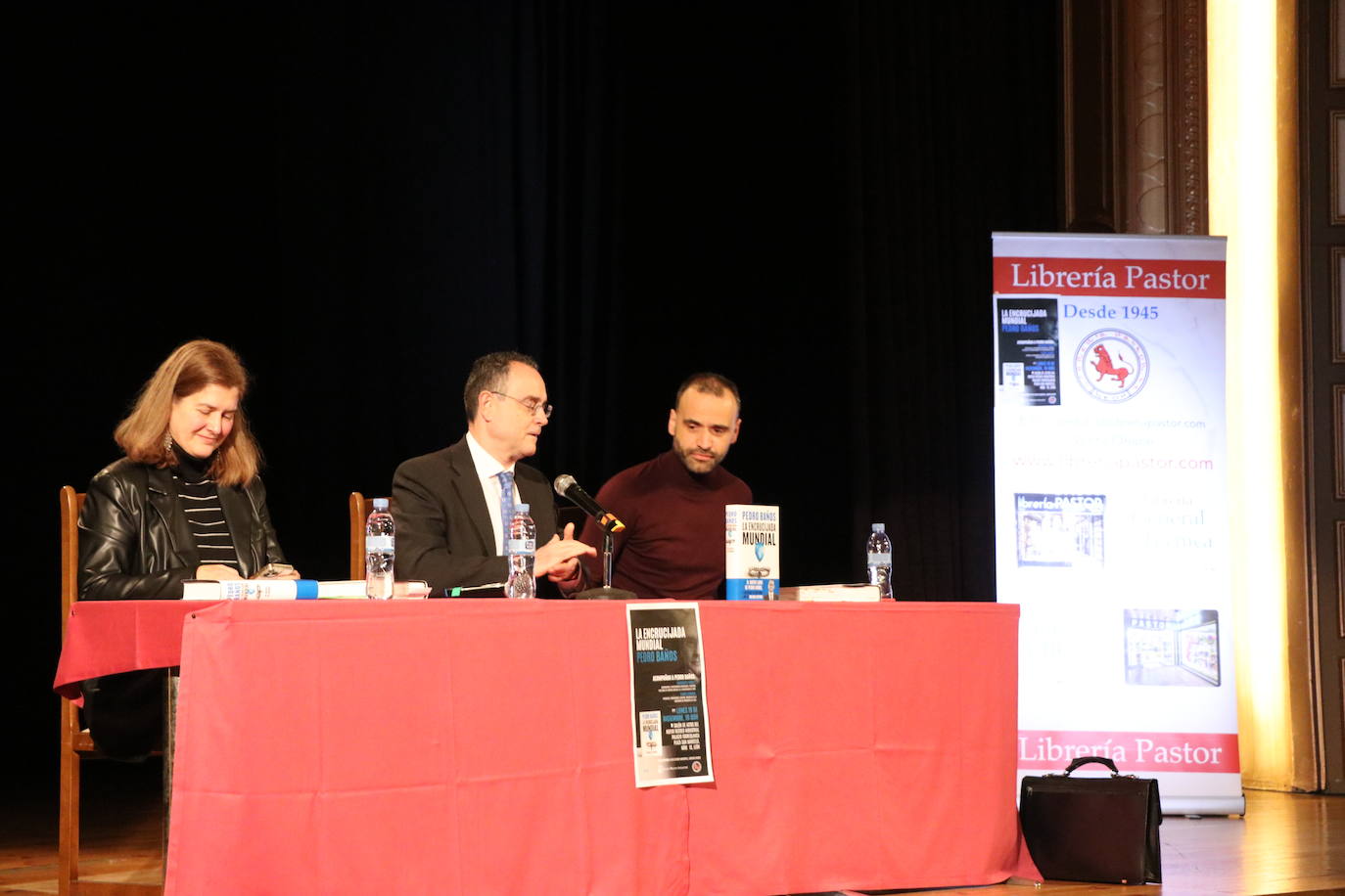 El leonés especialista en geoestrategia, Pedro Baños, ha presentado este lunes en el Nuevo Recreo Industrial su nuevo libro, 'La encrucijada mundial. Un manual del mañana'