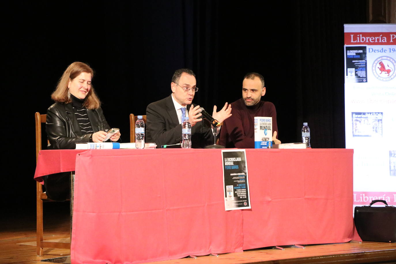 El leonés especialista en geoestrategia, Pedro Baños, ha presentado este lunes en el Nuevo Recreo Industrial su nuevo libro, 'La encrucijada mundial. Un manual del mañana'