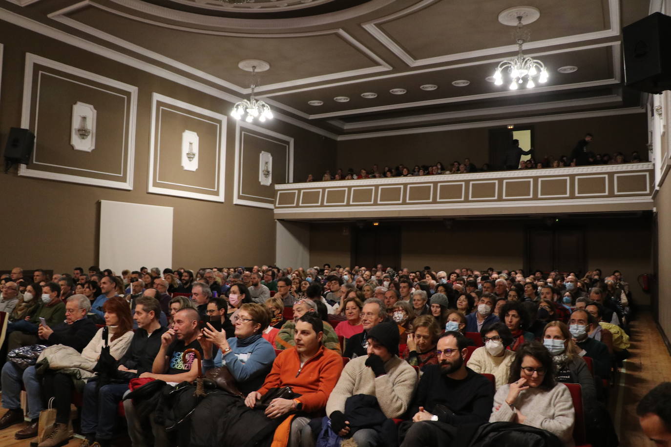 El leonés especialista en geoestrategia, Pedro Baños, ha presentado este lunes en el Nuevo Recreo Industrial su nuevo libro, 'La encrucijada mundial. Un manual del mañana'