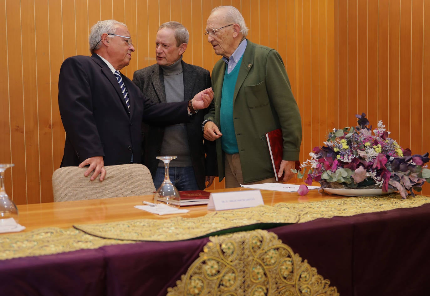 El consejero de Cultura, Turismo y Deporte, Gonzalo Santonja (I), junto al autor de la Agenda Taurina, Vidal Pérez (D), antes de la presentación de la Agenda Taurina 2023.