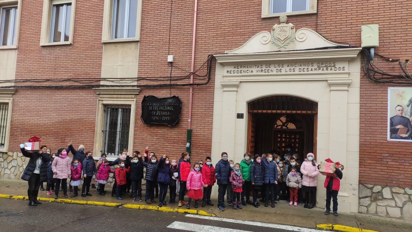 Los alumnos del Colegio Paula Montal de Astorga visitan las residencias.