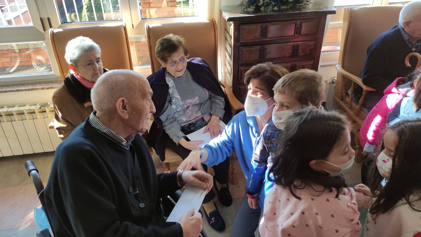 Los alumnos del Colegio Paula Montal de Astorga visitan las residencias.