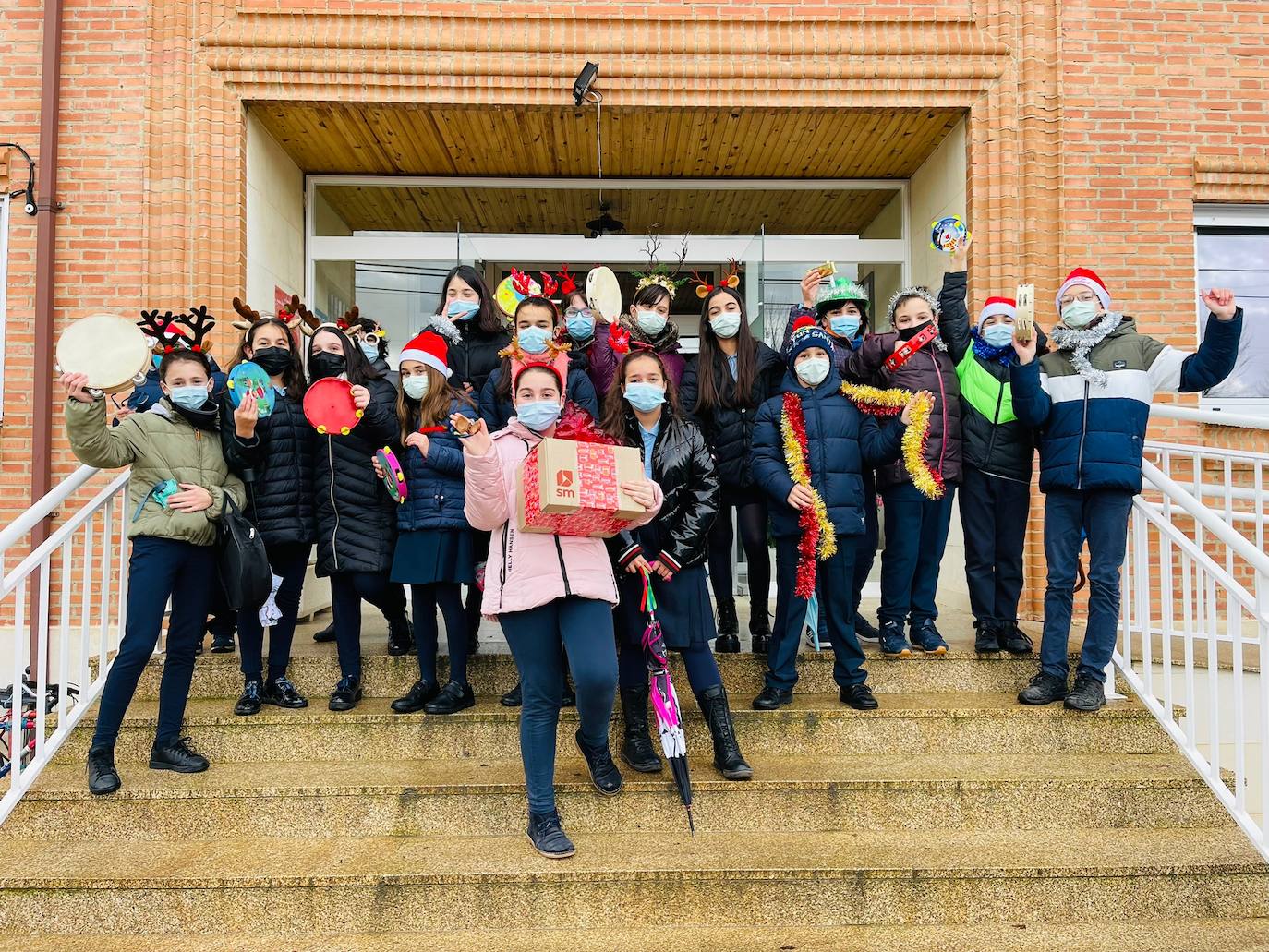 Los alumnos del Colegio Paula Montal de Astorga visitan las residencias.