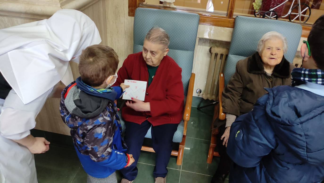 Los alumnos del Colegio Paula Montal de Astorga visitan las residencias.