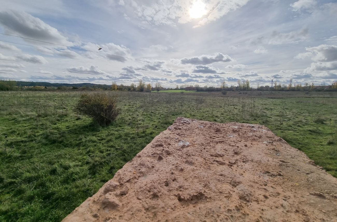 El pleno extraordinario que tendrá lugar este jueves en el Ayuntamiento de Villaquilambre servirá para dar luz verde a una operación de crédito tasada en 1.200.000 euros, sin cadencia y con un plazo de amortización de 20 años, con los que se financiará la mayoría del coste de urbanización de los terrenos en los que se han de ubicar el Instituto y el Centro de Salud.