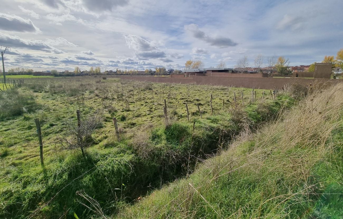 El pleno extraordinario que tendrá lugar este jueves en el Ayuntamiento de Villaquilambre servirá para dar luz verde a una operación de crédito tasada en 1.200.000 euros, sin cadencia y con un plazo de amortización de 20 años, con los que se financiará la mayoría del coste de urbanización de los terrenos en los que se han de ubicar el Instituto y el Centro de Salud.