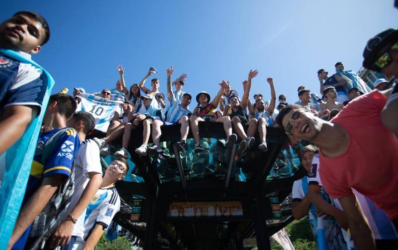 Seguidores de la Albiceleste saludan desde el autobús en plena fiesta por el título conseguido en Qatar