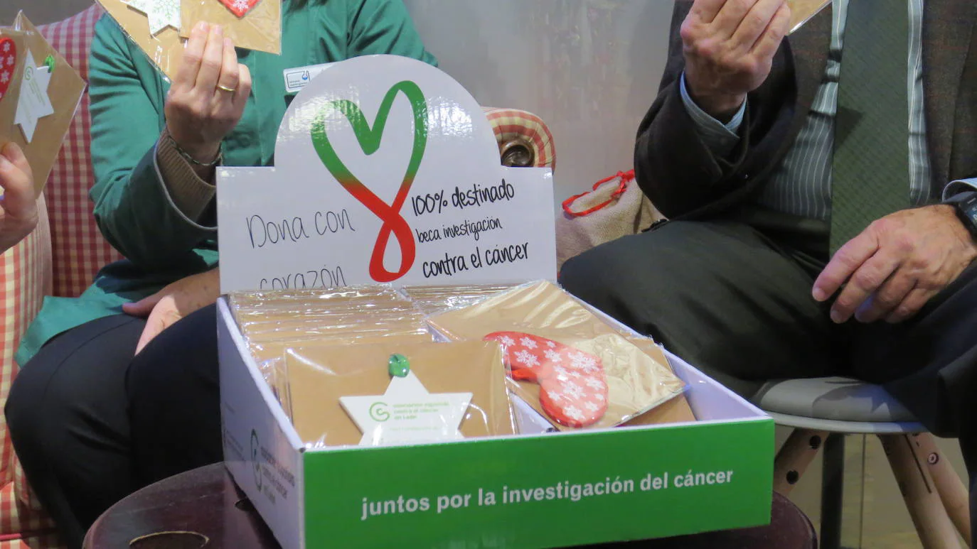 Las farmacias de León se unen al proyecto 'Corazones y estrellas solidarios ́, a través del cual buscan obtener financiación para financiar una beca de investigación en la provincia de León