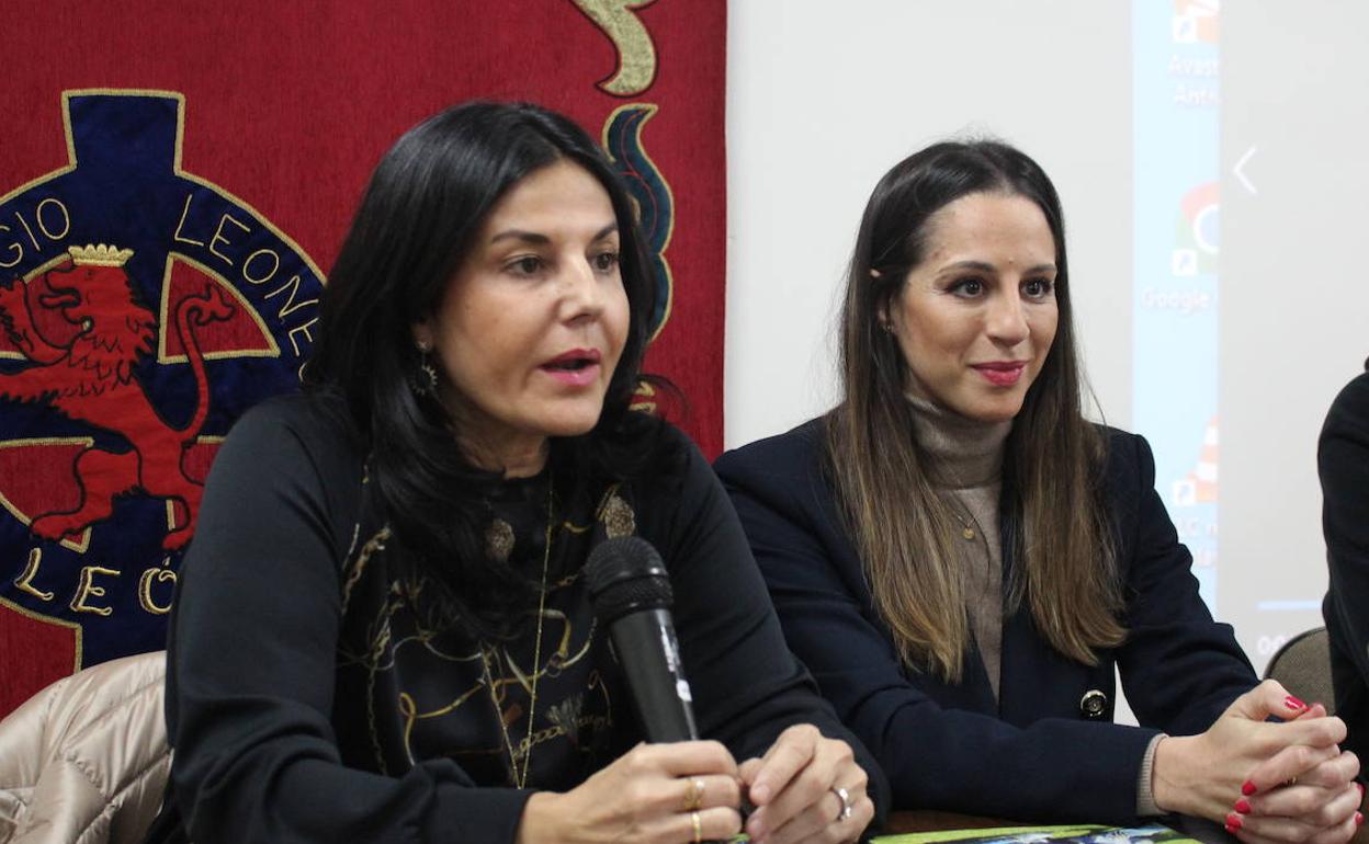 Carolina Rodríguez y Ruth Fernández durante la charla que han impartido este martes en el Colegio Leonés. 