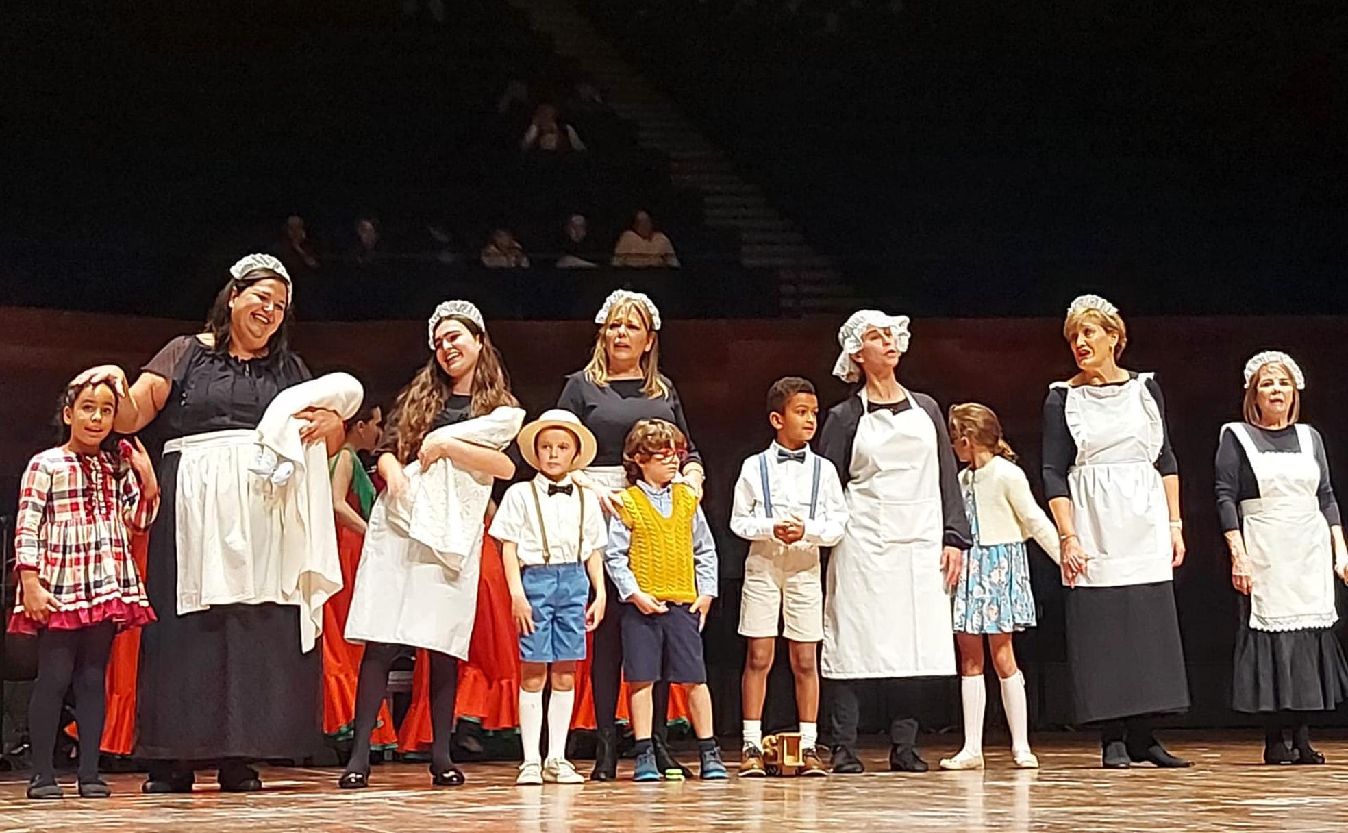 Los asistentes pudieron ver en escena el trabajo que realizan las aulas corales, la agrupación de violones y piano, danza lírica, talleres de teatro, canto y danza, el coro de adultos y la banda de música.