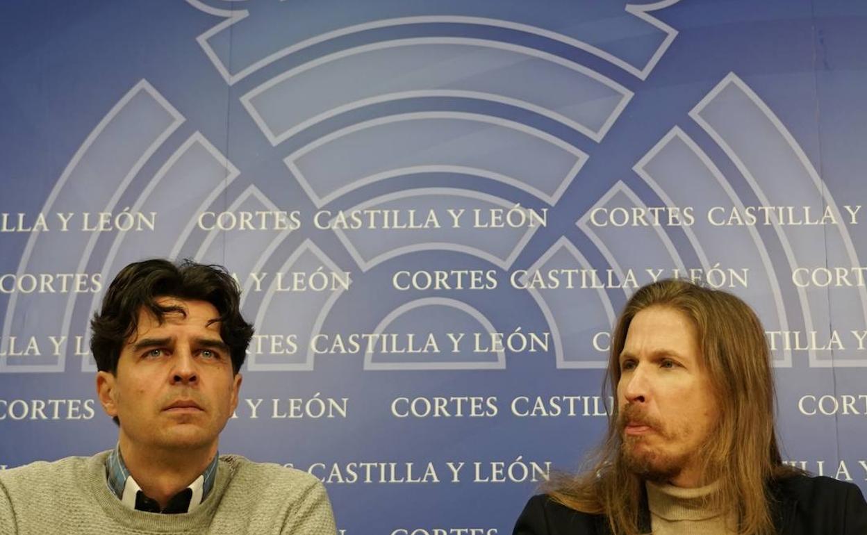 El secretario general de Podemos en Castilla y León, Pablo Fernández, y el coordinador de IU en Castilla y León, Juan Gascón, ofrecen una rueda de prensa..