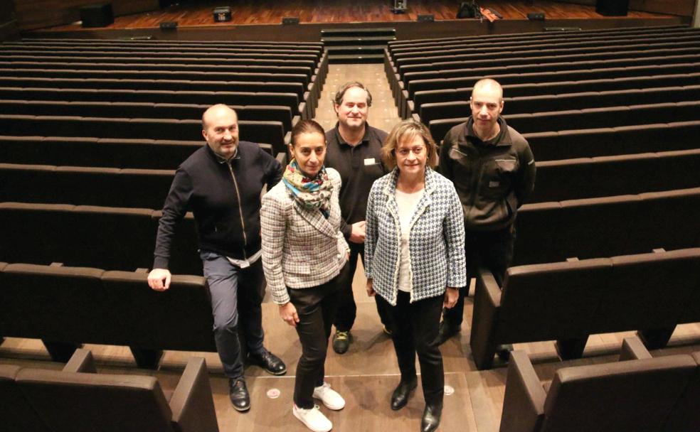 El responsable de programación cultural, Senador González; el encargado de iluminación y coordinador técnico del Auditorio de León, Miguel Del Campo Sahagún; Álvaro Polo Renedo, técnico maquinista; La gerente, Ana García Carbajoy la concejala de cultura del Ayuntamiento de León, Evelia Fernández en la platea del Auditorio de León