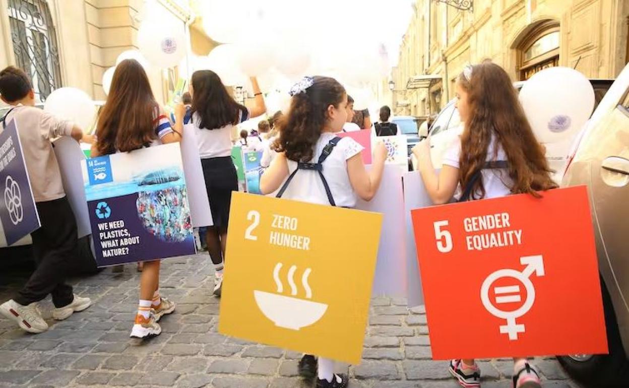 Niños con carteles de los ODS.