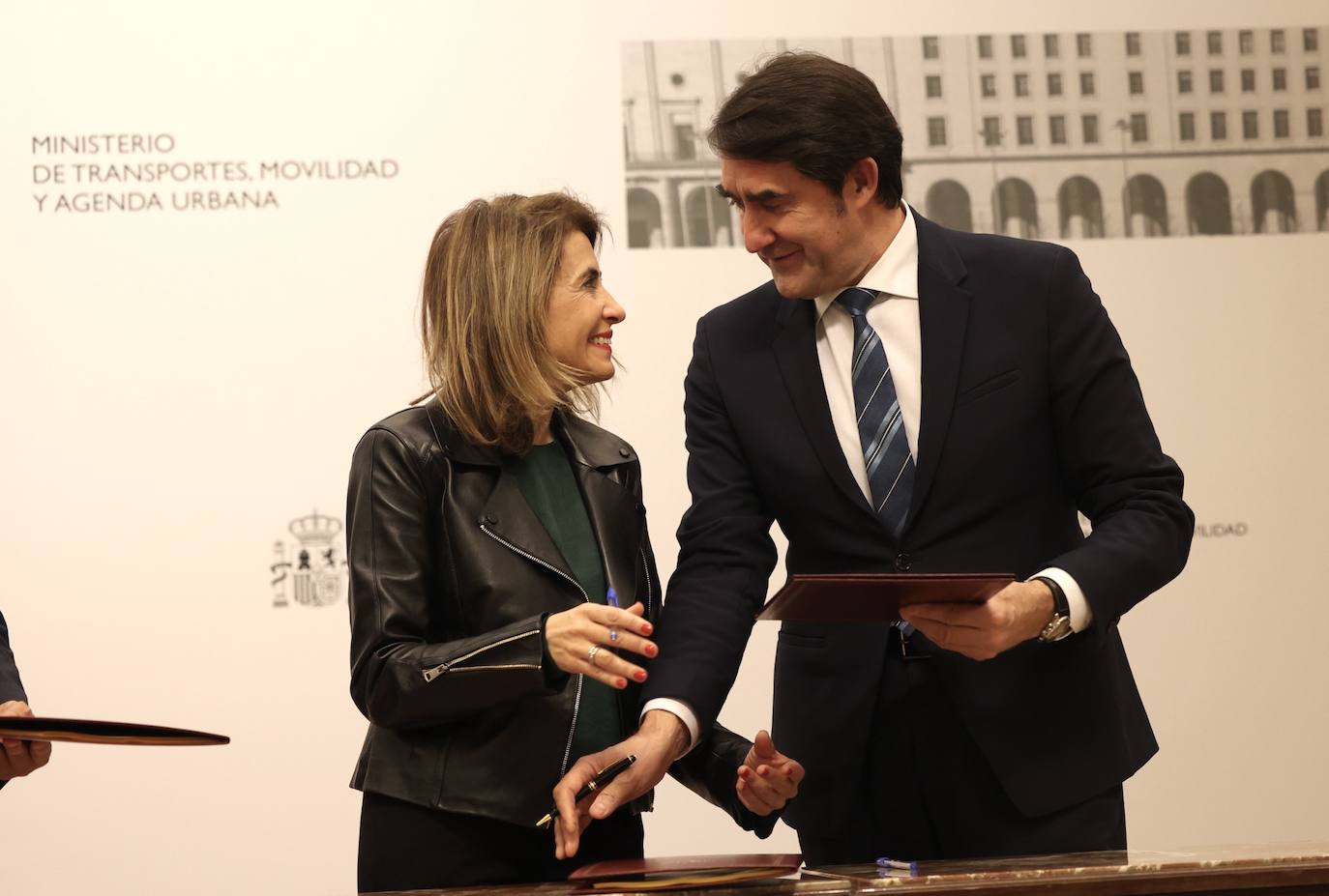 El consejero de Medio Ambiente, Vivienda y Ordenación del Territorio, Juan Carlos Suárez-Quiñones, y la ministra de Transportes, Movilidad y Agenda Urbana, Raquel Sánchez, participan en la firma del acuerdo para la promoción de viviendas de protección pública destinadas por la Junta al alquiler social en municipios de Castilla y León.
