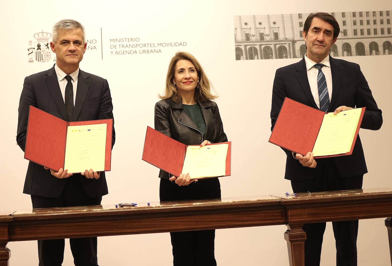El consejero de Medio Ambiente, Vivienda y Ordenación del Territorio, Juan Carlos Suárez-Quiñones, y la ministra de Transportes, Movilidad y Agenda Urbana, Raquel Sánchez, participan en la firma del acuerdo para la promoción de viviendas de protección pública destinadas por la Junta al alquiler social en municipios de Castilla y León.