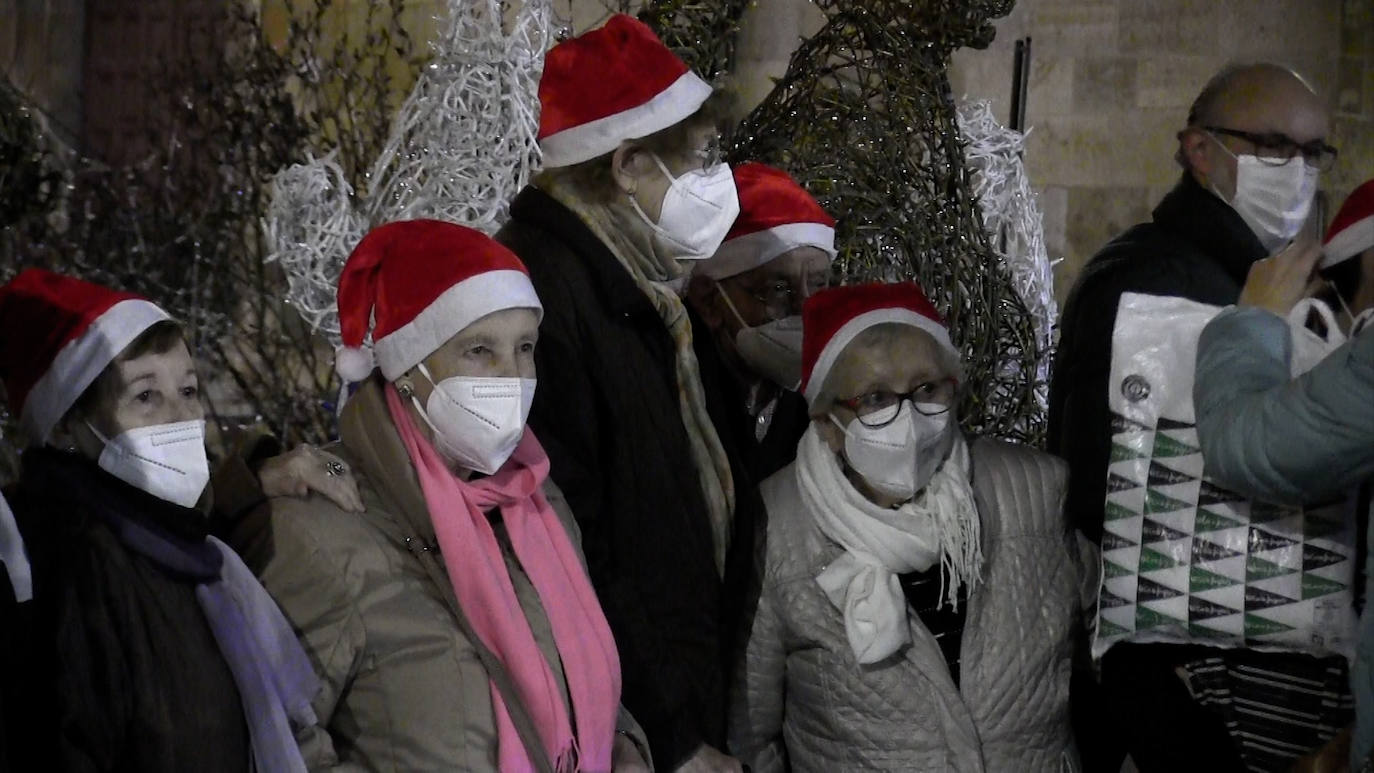 Un año más los taxistas de León ponen sus coches a disposición de las residencias de ancianos para que los más mayores peudan disfrutar de las luces navideñas que decoran el centro de la ciudad | Cerca de 40 residentes de Virgen del Camino y San Juan Pablo II participan en la iniciativa este 2022.