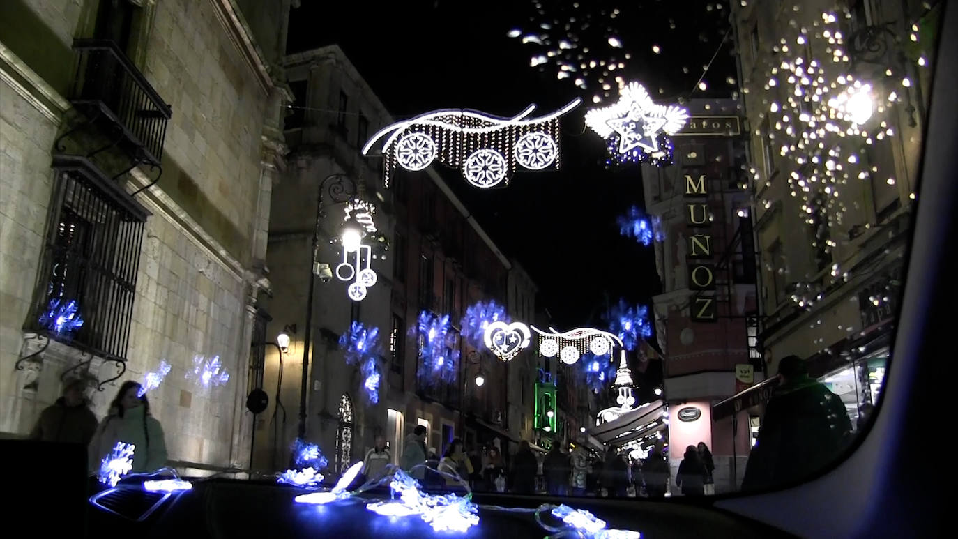 Un año más los taxistas de León ponen sus coches a disposición de las residencias de ancianos para que los más mayores peudan disfrutar de las luces navideñas que decoran el centro de la ciudad | Cerca de 40 residentes de Virgen del Camino y San Juan Pablo II participan en la iniciativa este 2022.