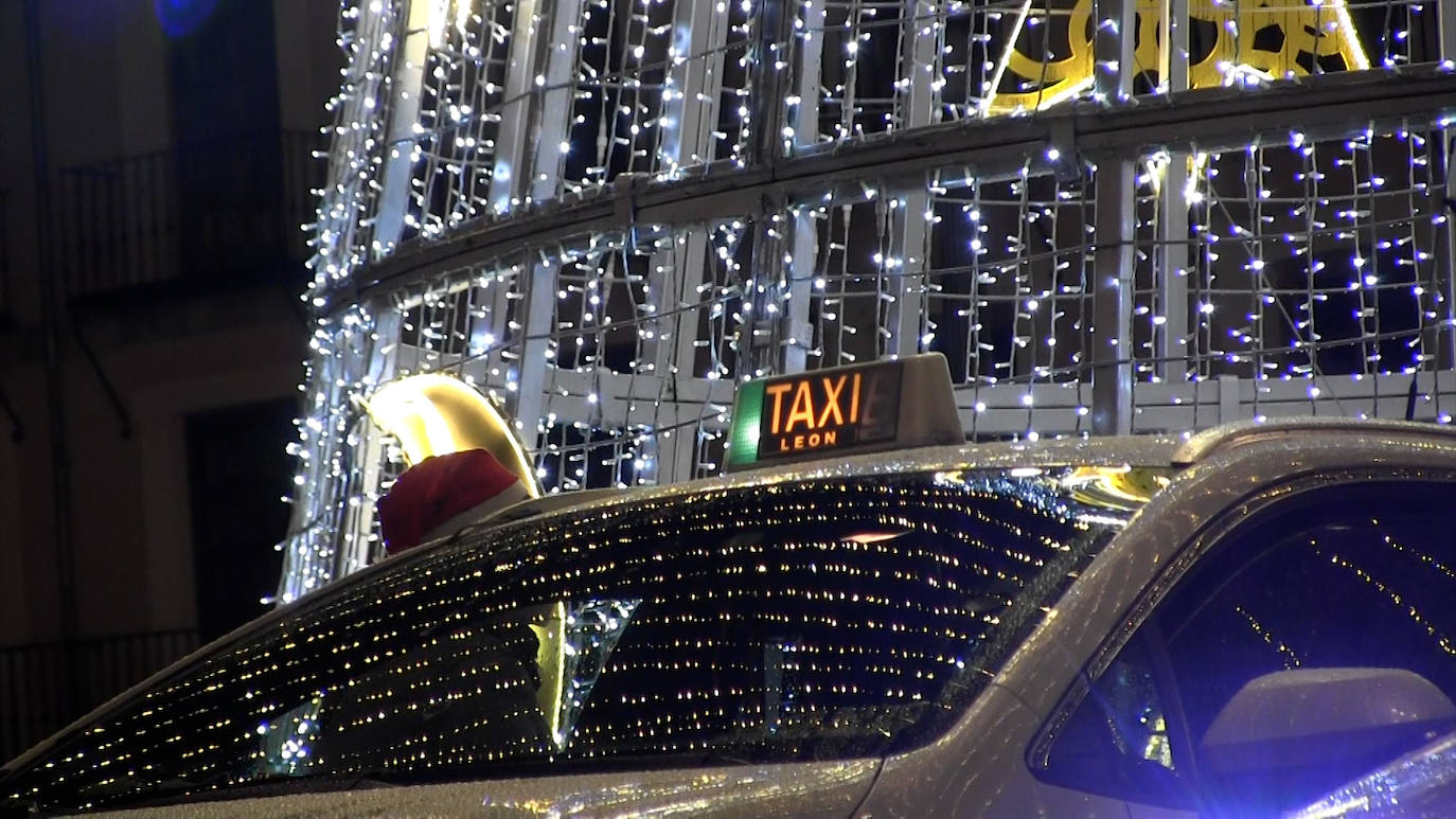 Un año más los taxistas de León ponen sus coches a disposición de las residencias de ancianos para que los más mayores peudan disfrutar de las luces navideñas que decoran el centro de la ciudad | Cerca de 40 residentes de Virgen del Camino y San Juan Pablo II participan en la iniciativa este 2022.