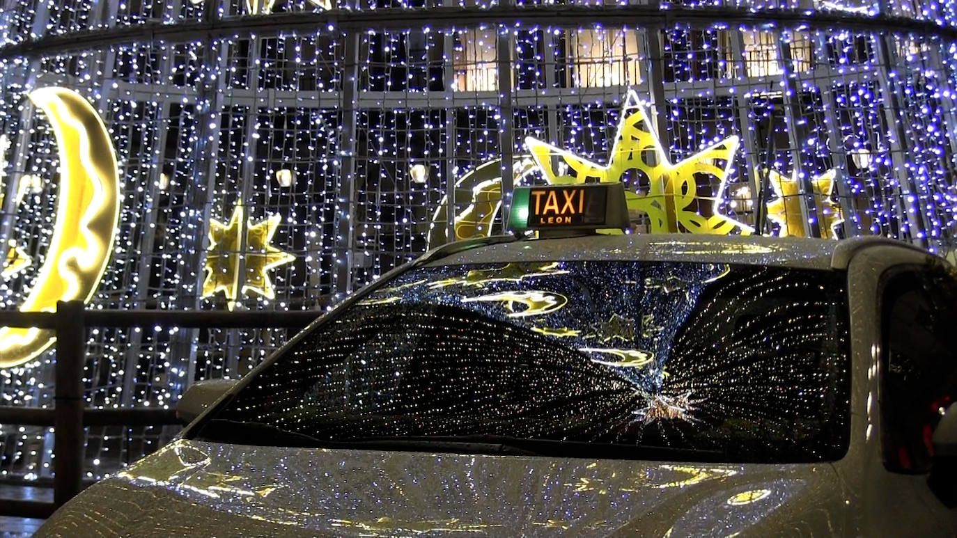 Un año más los taxistas de León ponen sus coches a disposición de las residencias de ancianos para que los más mayores peudan disfrutar de las luces navideñas que decoran el centro de la ciudad | Cerca de 40 residentes de Virgen del Camino y San Juan Pablo II participan en la iniciativa este 2022.