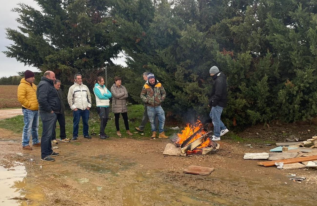 La huelga de la basura se inicia con un seguimiento del 'cien por cien' y el colapso en las plantas de transferencia. Los trabajadores de la UTE cumplen los servicios mínimos, con 40 empleados de los 170 de su plantilla, pero eso no evitará que la basura se haga visible en las calles a partir de este viernes. 